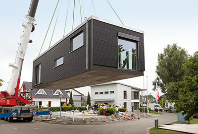 Minihaus-Montage als FlyingSpace