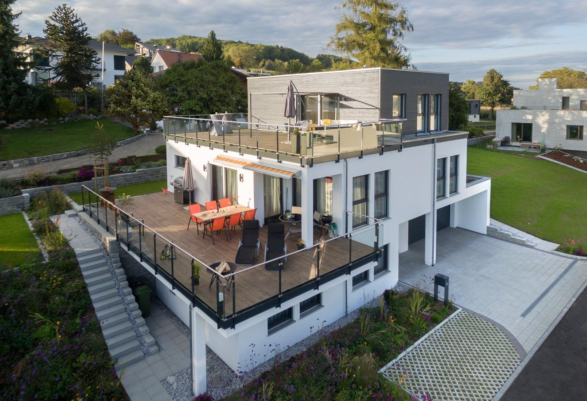 Luxus Bauhausvilla bauen mit großer Terrasse | SchwörerHaus Fertighaus