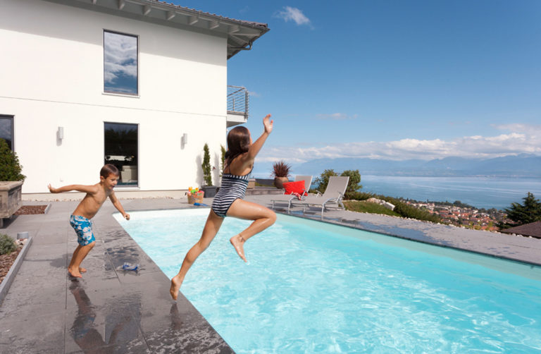 Familienspaß am Pool