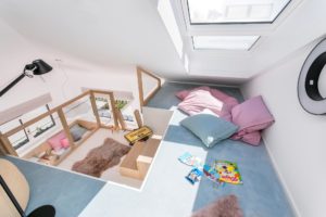 Kinderzimmer mit Galerie und maßgefertigten Einbaumöbeln