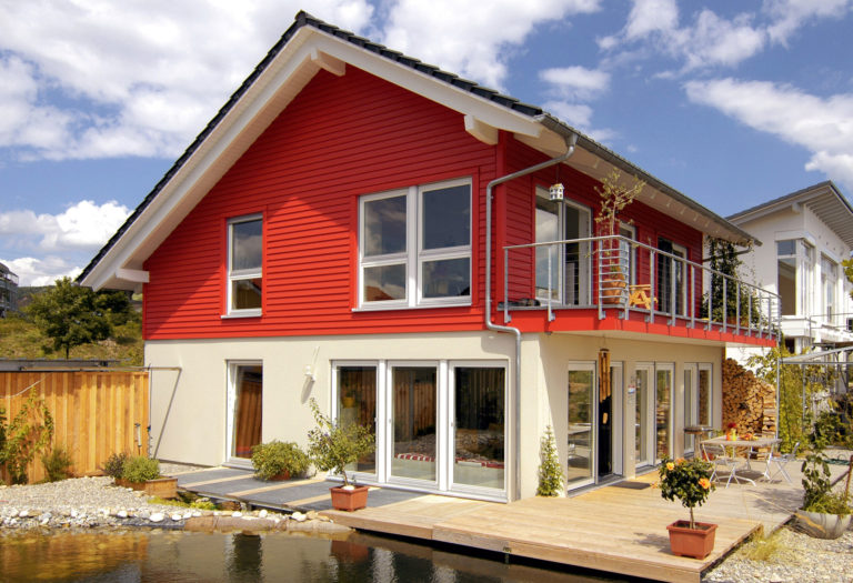 Quadratisches Haus mit Satteldach