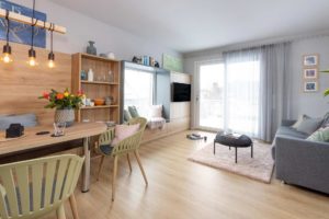Wohn- und Essbereich im Minihaus mit individuellen Einbaumöbeln