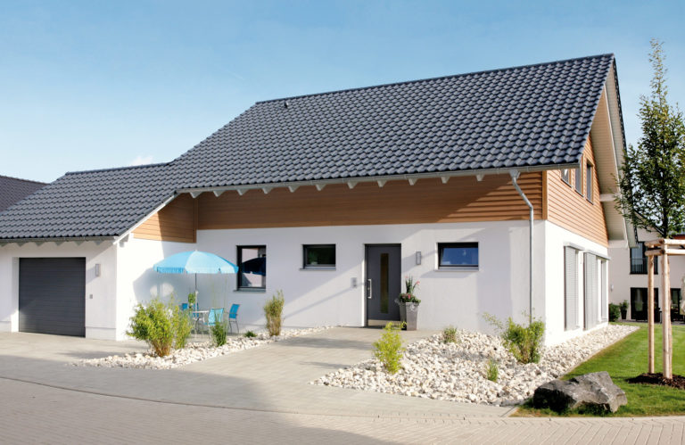 Haus mit Holzverschalung am Dachgeschoss
