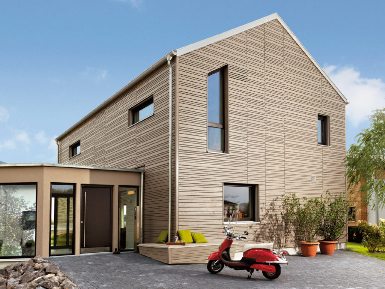 Modernes Einfamilienhaus mit Holzfassade