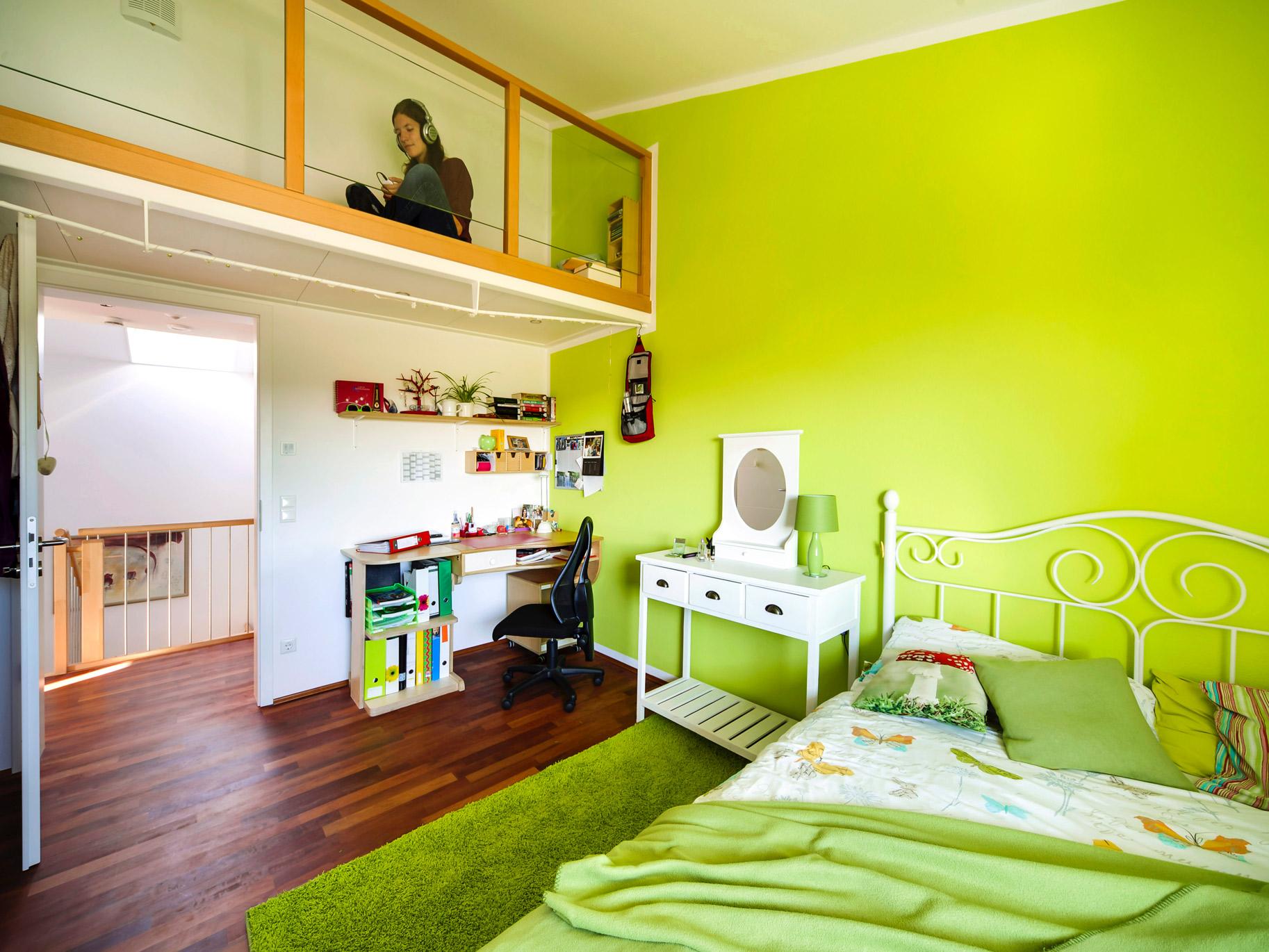 Jugendzimmer mit Galerie Schreibtisch