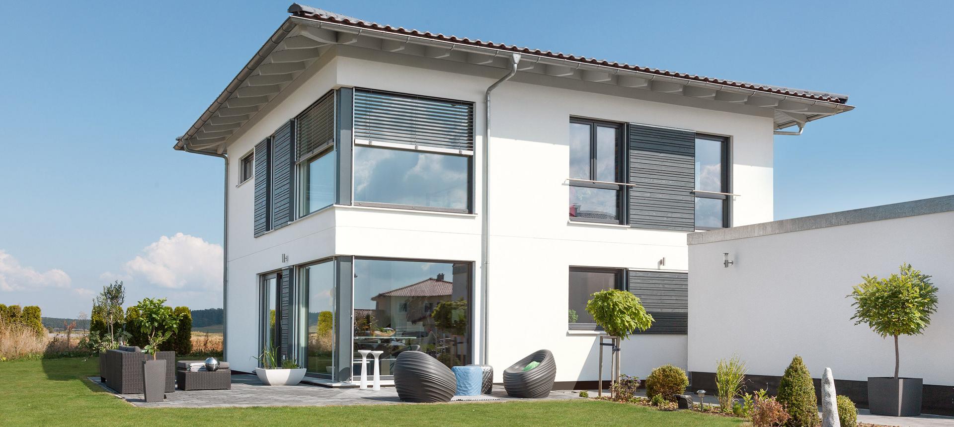 Modernes Einfamilienhaus mit Walmdach