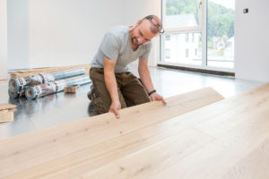 Bauherren führen handwerkliche Eigenleistungen an ihrem Schwörer-Fertighaus aus – Ausbauhaus mit individueller Unterstützung.