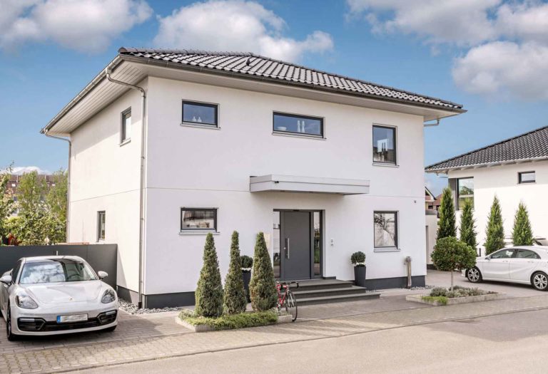 Helles Einfamilienhaus mit Walmdach