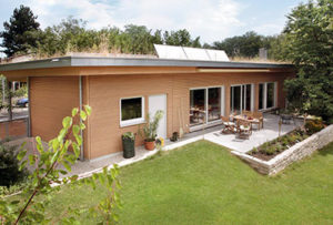 Bungalow mit Flachdach Holzfassade