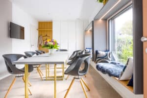 Modernes Esszimmer mit individuellen Einbaumöbeln