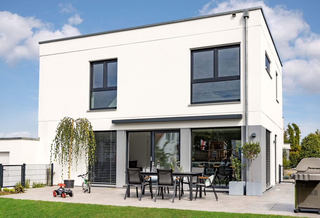 Modernes Aktionshaus mit Flachdach