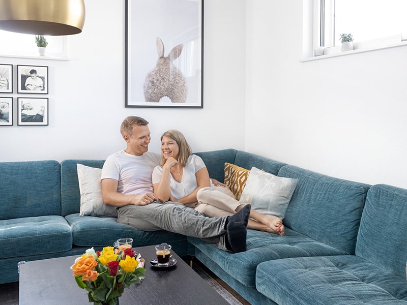 Bauherren im gemütlichen Wohnzimmer