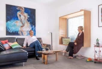 Wohnzimmer-mit-Sitzfenster-1920-40