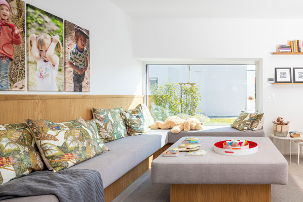 Sitzfenster im Wohnzimmer mit Sofalandschaft