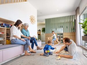 Flexibel gestalteter Wohnbereich in einem Mehrgenerationenhaus – offenes Raumkonzept mit eigenem Zugang.