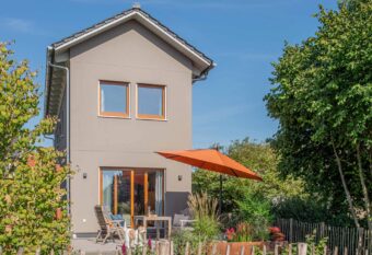 schmales-Haus-mit-Satteldach