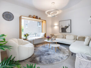 Wohnzimmer mit Sitzfenster und maßgefertigten Einbaumöbeln