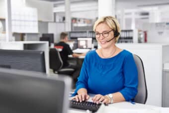 Mitarbeiterin im Büro