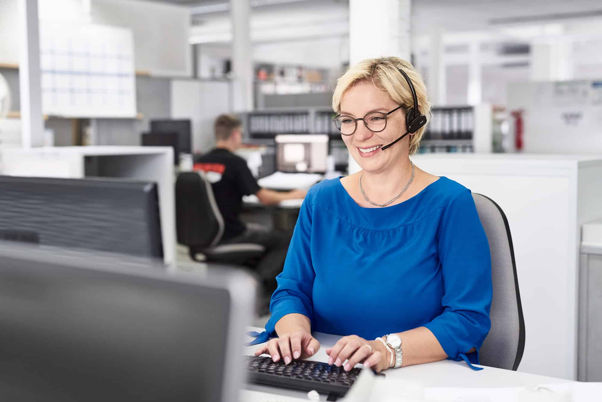Mitarbeiterin im Büro