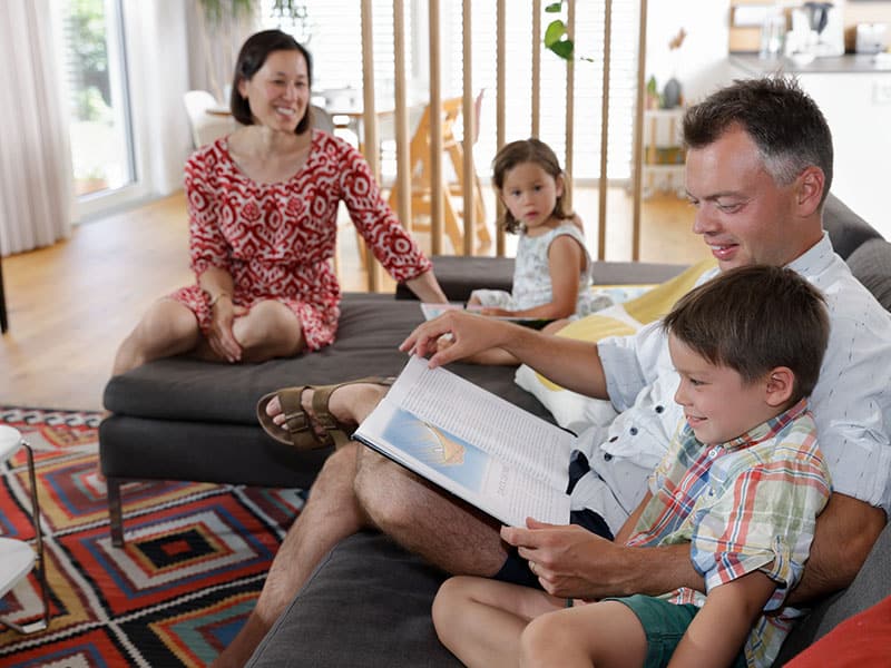 Familie Marchetti im Wohnzimmer
