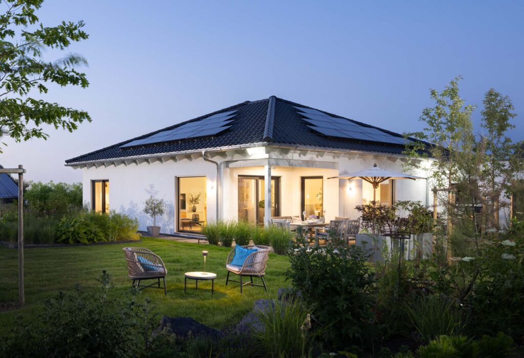 Moderner Bungalow mit Gartenanlage bei Dämmerung