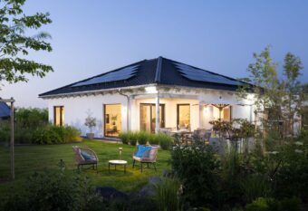 Moderner-Bungalow-mit-Gartenanlage