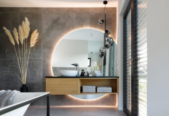 Modernes Gästebad mit rundem Spiegel – SchwörerHaus