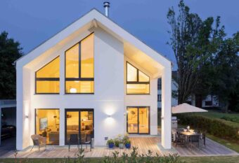 Modernes-Einfamilienhaus-mit-grosser-Fensterfront