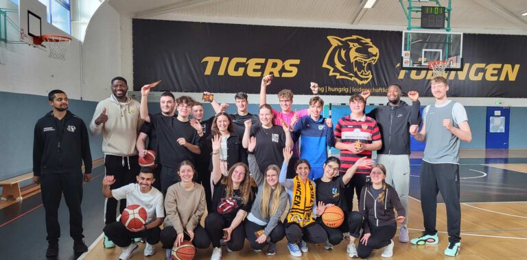 Gruppenbild aus der Kooperation zwischen den Tigers Tübringen und SchwörerHaus