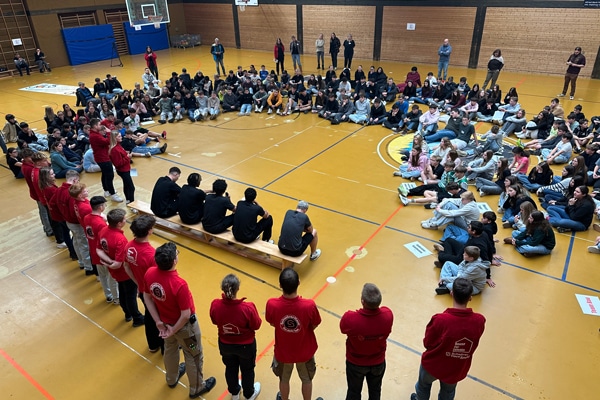 Die Tigers Tübingen und SchwörerHaus zu Besuch in der Sporthalle der Freibühlschule Engstingen