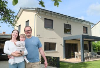 modernes-familienhaus-fassade-familie