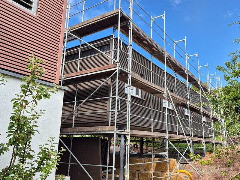 FlyingSpace-Anbau am LebensPhasenHaus in Tübingen auf Stützen während der Bauphase
