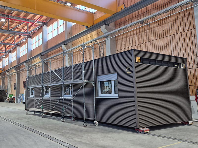 Vorgefertigtes FlyingSpace-Modul von SchwörerHaus im Werk vor der Montage am LebensPhasenHaus