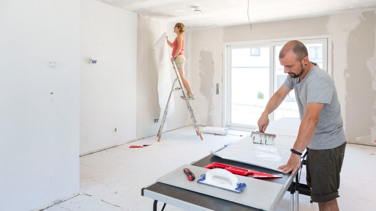 Bauherr bei der Eigenleistung auf der Baustelle eines Fertighauses – SchwörerHaus unterstützt mit Materialservice.