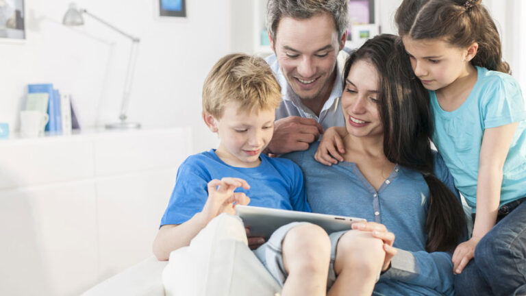 Familie nutzt Hausfinder