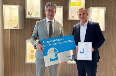 Übergabe CrefoZert 2025 an SchwörerHaus