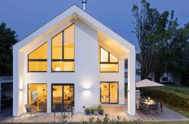 Modernes-Einfamilienhaus-mit-grosser-Fensterfront