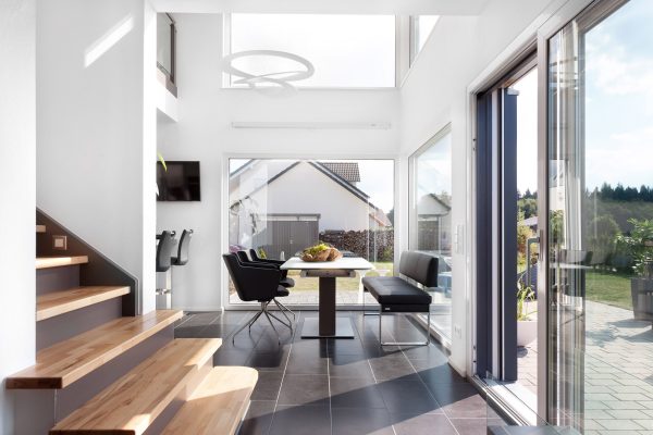 modernes helles Esszimmer mit Glasfront