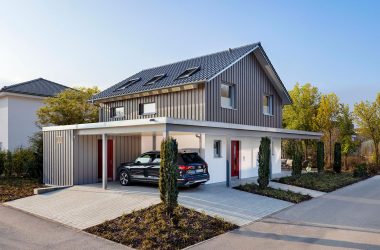 Einfamilienhaus mit Vordach und Carport