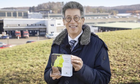 Geschäftsführer Johannes Schwörer mit dem Umweltpreis in der Hand