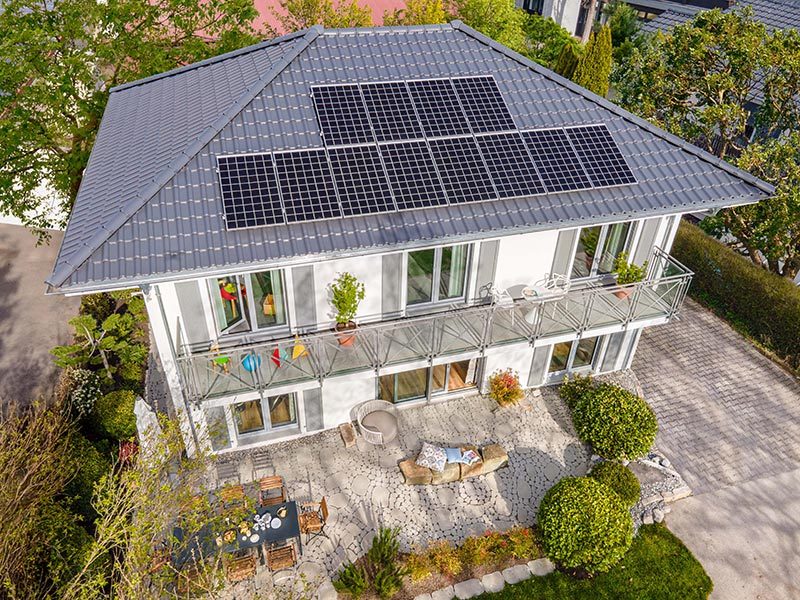 modernes-walmdach-mit-photovoltaik