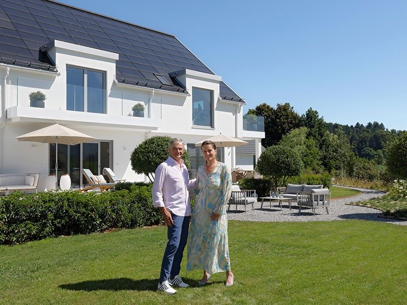 premiumhaus-sympatische-kunden-vor-haus