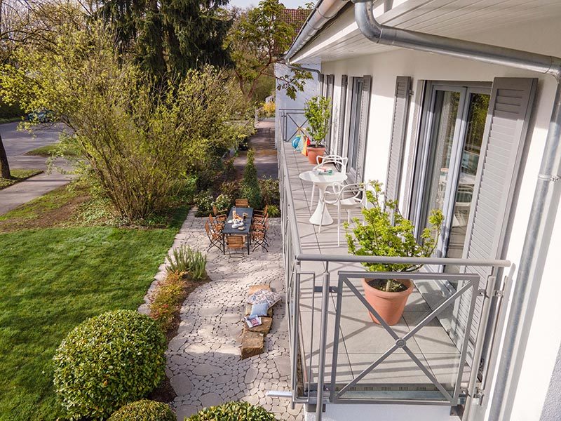 stadtvilla-balkon-blick-in-garten